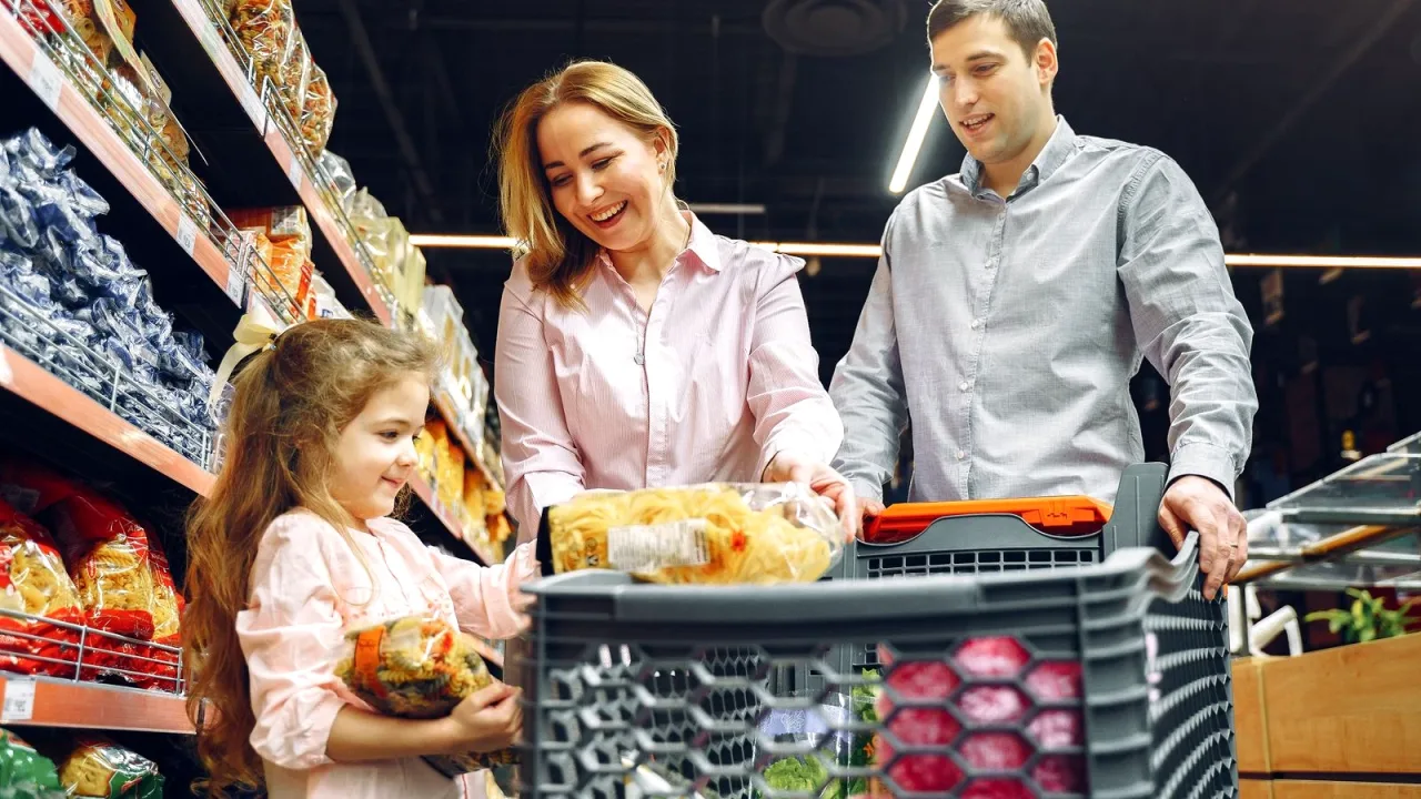 Market rafında baharat ürünleri