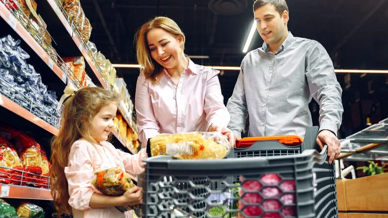 Market rafında baharat ürünleri